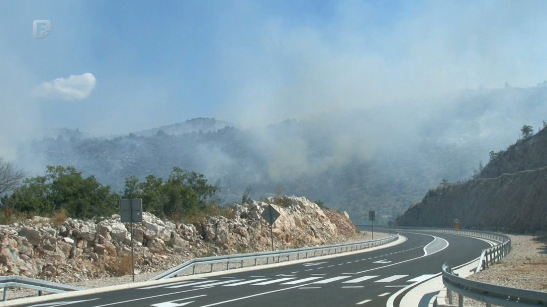 Vatra u Neumu na nepristupačnom području, kuće nisu ugrožene