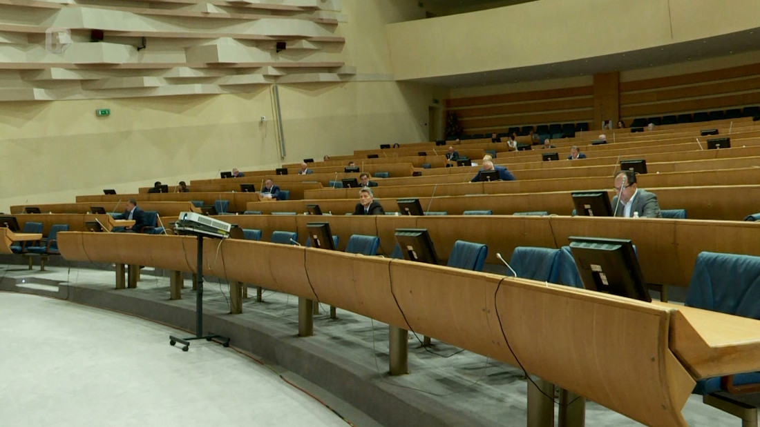 Umjesto za rad, državni parlamentarci salu iskoristili za međusobne optužbe