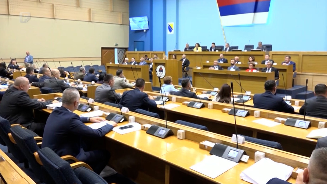 Jednim zakonom poštuju obilježja drugih država, a drugim brišu naziv naše