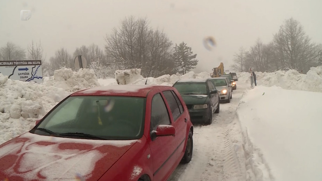 Snijeg uzrokovao brojne probleme, kritično u mnogim lokalnim zajednicama