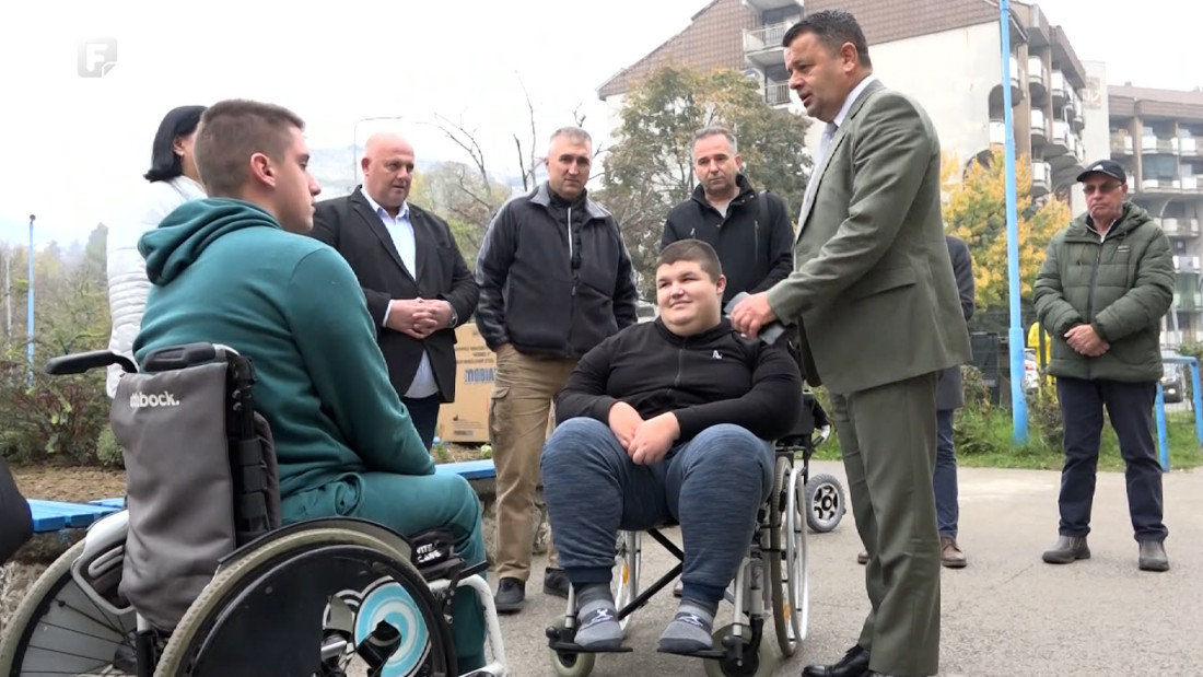 Uz pomoć Tuzle, Doboja i Konjica, mladi invalidi u Doboju dobili nova električna kolica