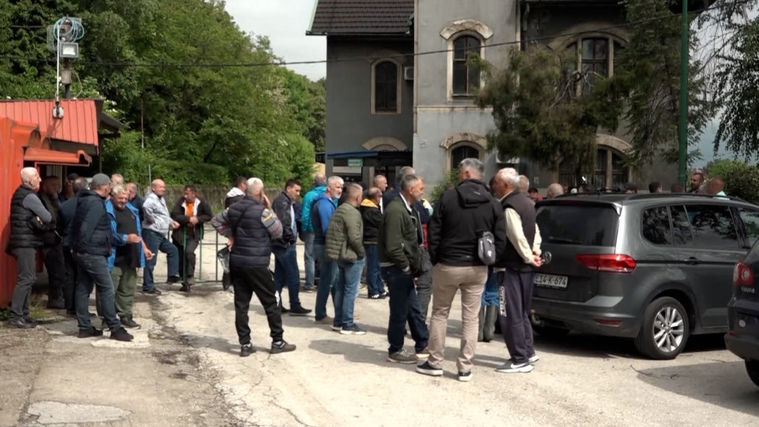 Penzioneri zeničkog rudnika protestirali pred Upravom, rudari obustavili vađenje opreme iz jame