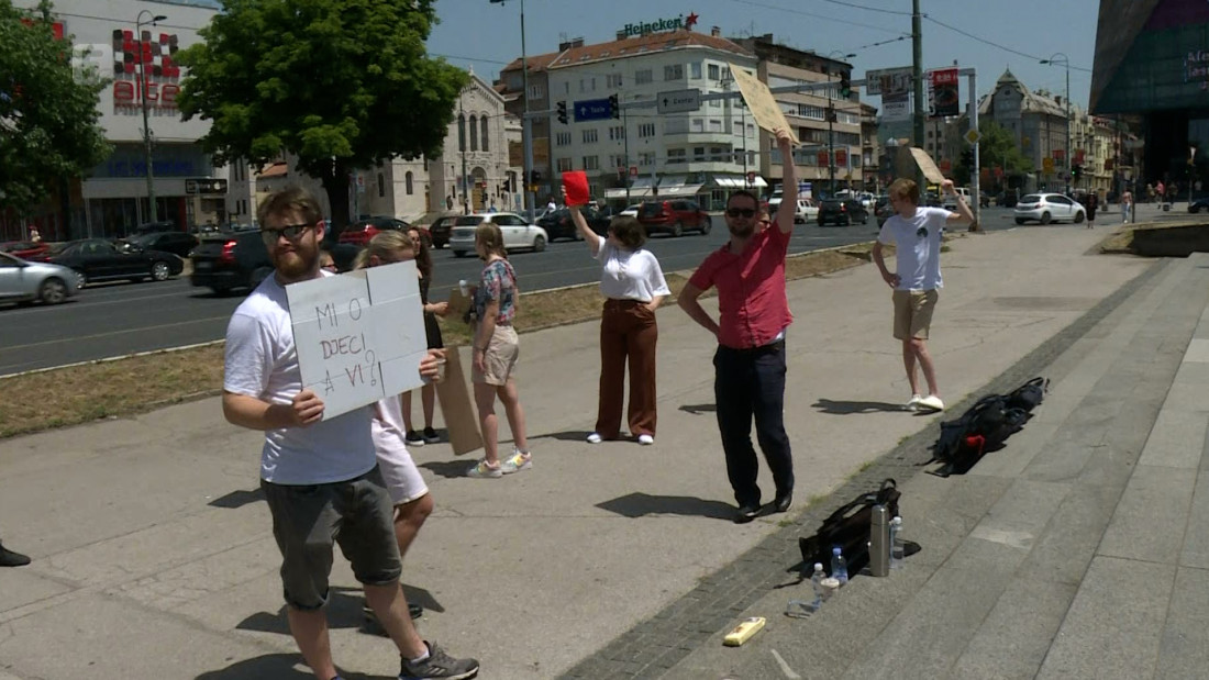 Protest građana pred Parlamentom BiH