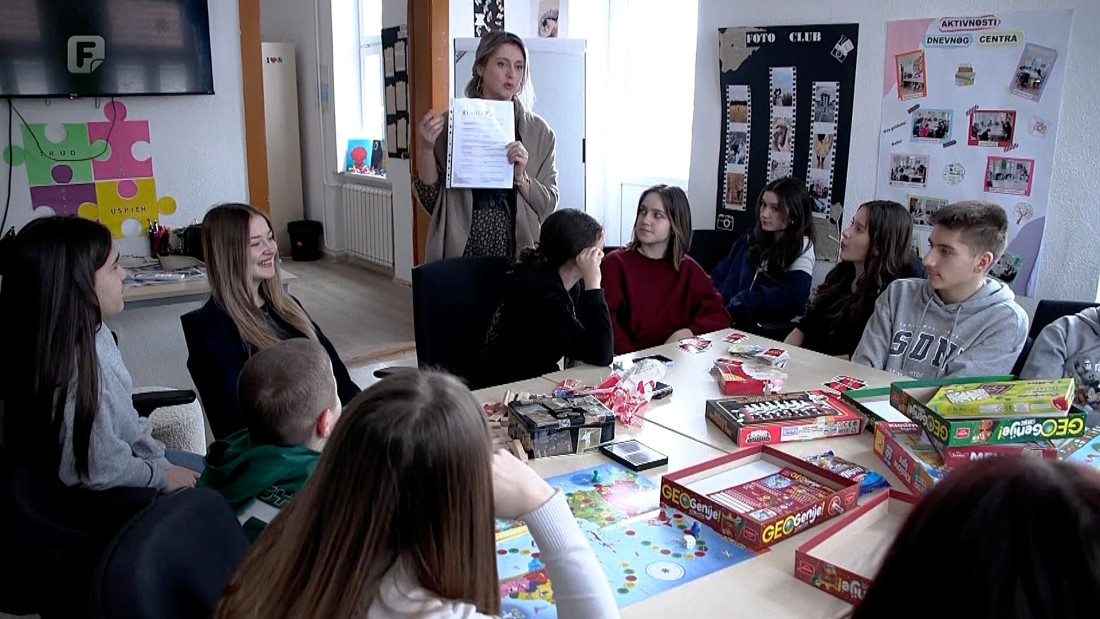 Mladi u Sanskom Mostu uživaju u učenju i druženju u Dnevnom centru