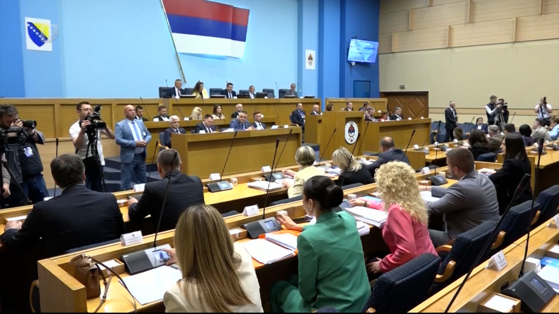 NSRS vratila grb s dvoglavim orlom i himnu 'Bože pravde'