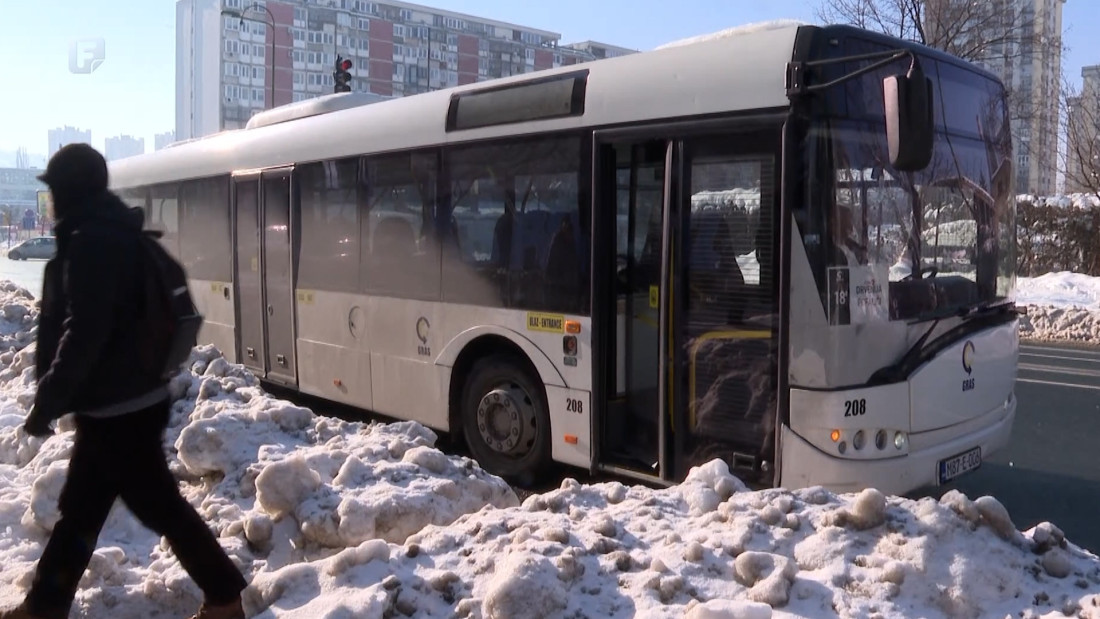 Snijeg i led u Sarajevu: Ko čisti autobuska stajališta i trotoare?