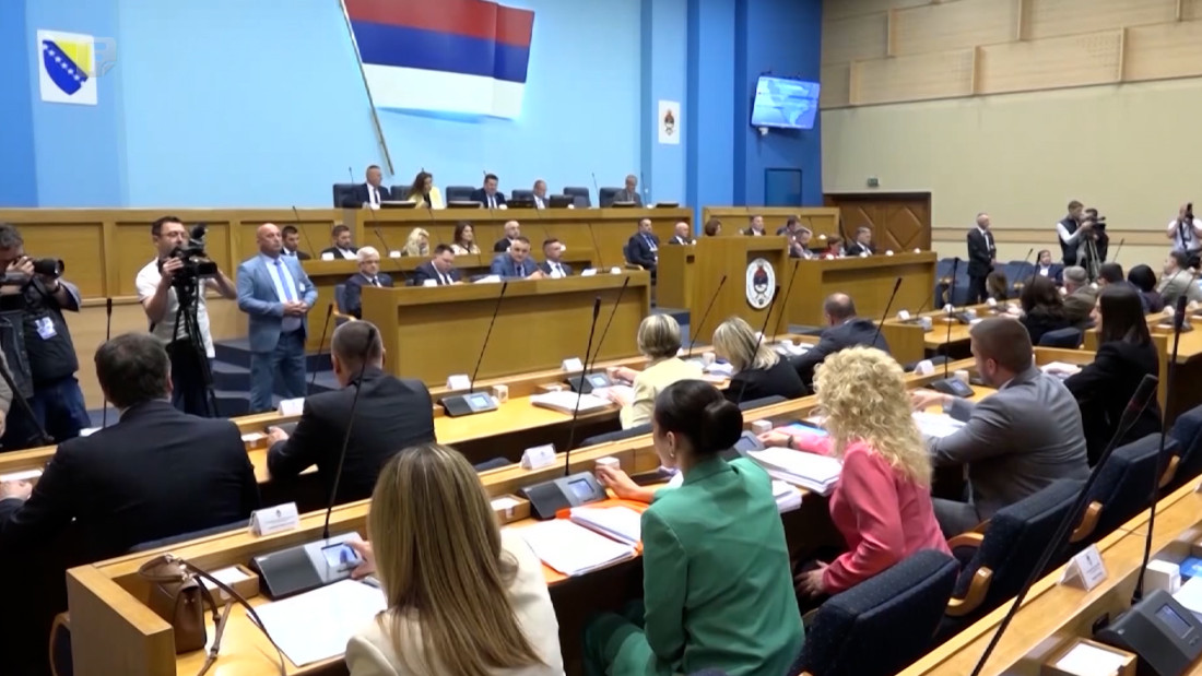 Umjesto o rebalansu budžeta, NSRS o napadu na žene koje su nosile zastavu Republike BiH