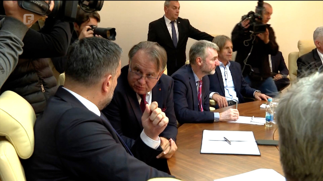 Pred Trojkom pitanje: Schmidt ili koalicija sa SNSD-om?