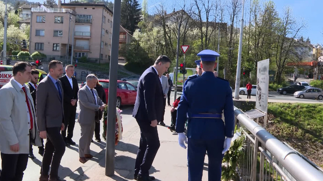 Položeno cvijeće i odata počast na Mostu Suade i Olge