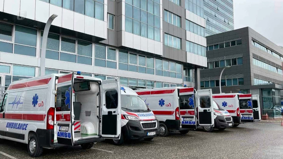 Višković i Šeranić uručili ključeve sanitetskih vozila