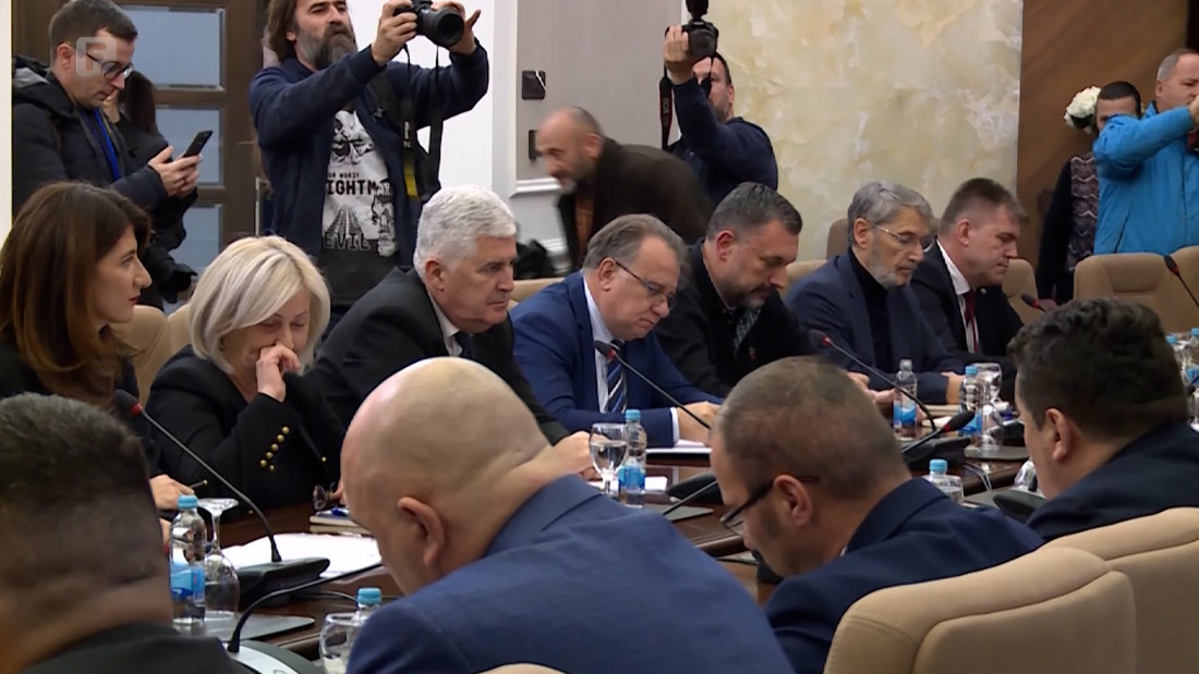 Javna uprava pod stranačkom kontrolom: Knjižica umjesto kompetencije