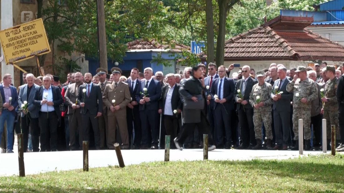 U Tuzli i Bijeljini cvijeće i parastos za stradale vojnike iz Tuzlanske kolone