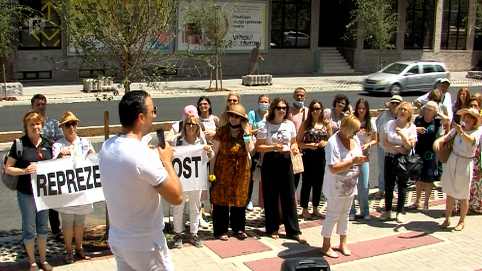 Mirni protest doktora ispred zgrade Vlade FBiH u Mostaru