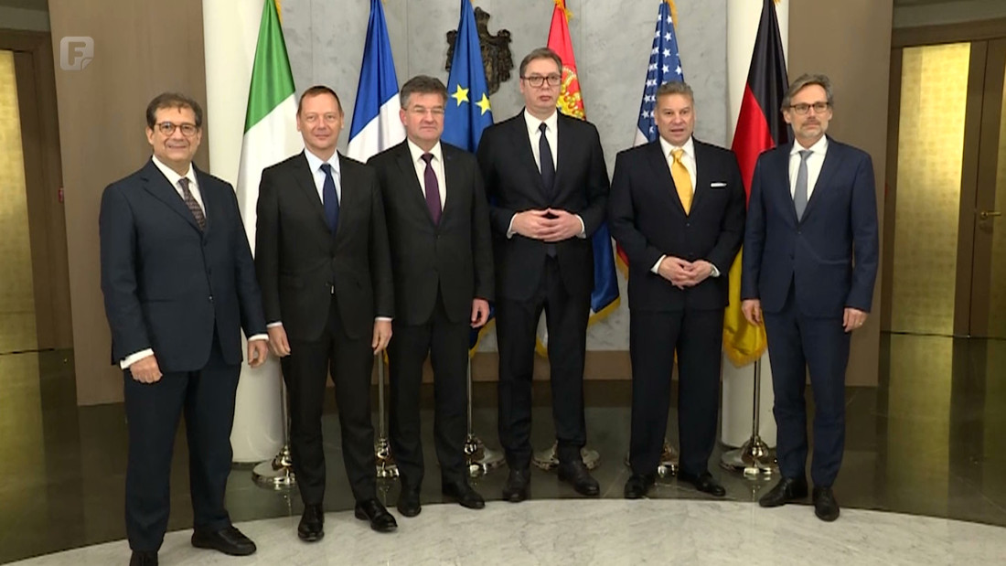 Vučić najavio teške odluke - kraj sjedenju na više stolica?