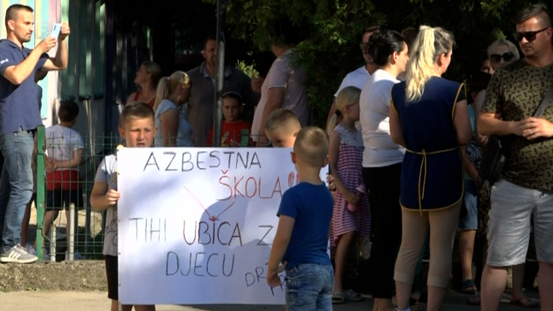 Roditelji na protestu zatražili bržu izgradnju škole u Medakovu
