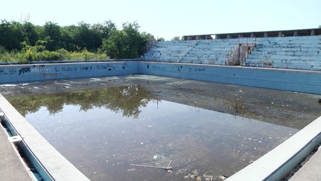 Dug put do obnove bazena u Brčkom, građani ogorčeni