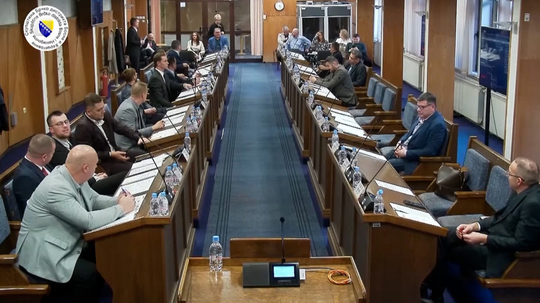 Zbunjujuće glasanje u Brčkom i teške optužbe o sumnjivim 'butik diplomama'