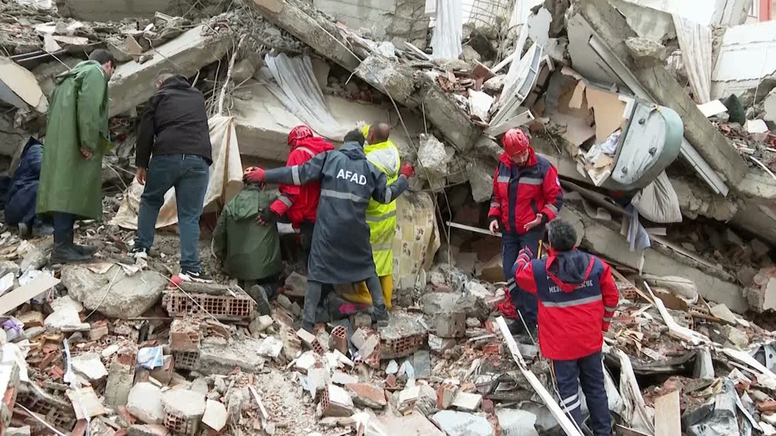 'Charlie Hebdo' karikaturom ismijao zemljotres u Turskoj i izazvao bijes