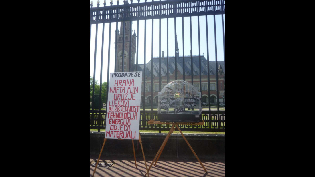 Djelom o kavezu Almir Dervišević ukazuje da su materijalizirane mnoge univerzalne vrijednosti