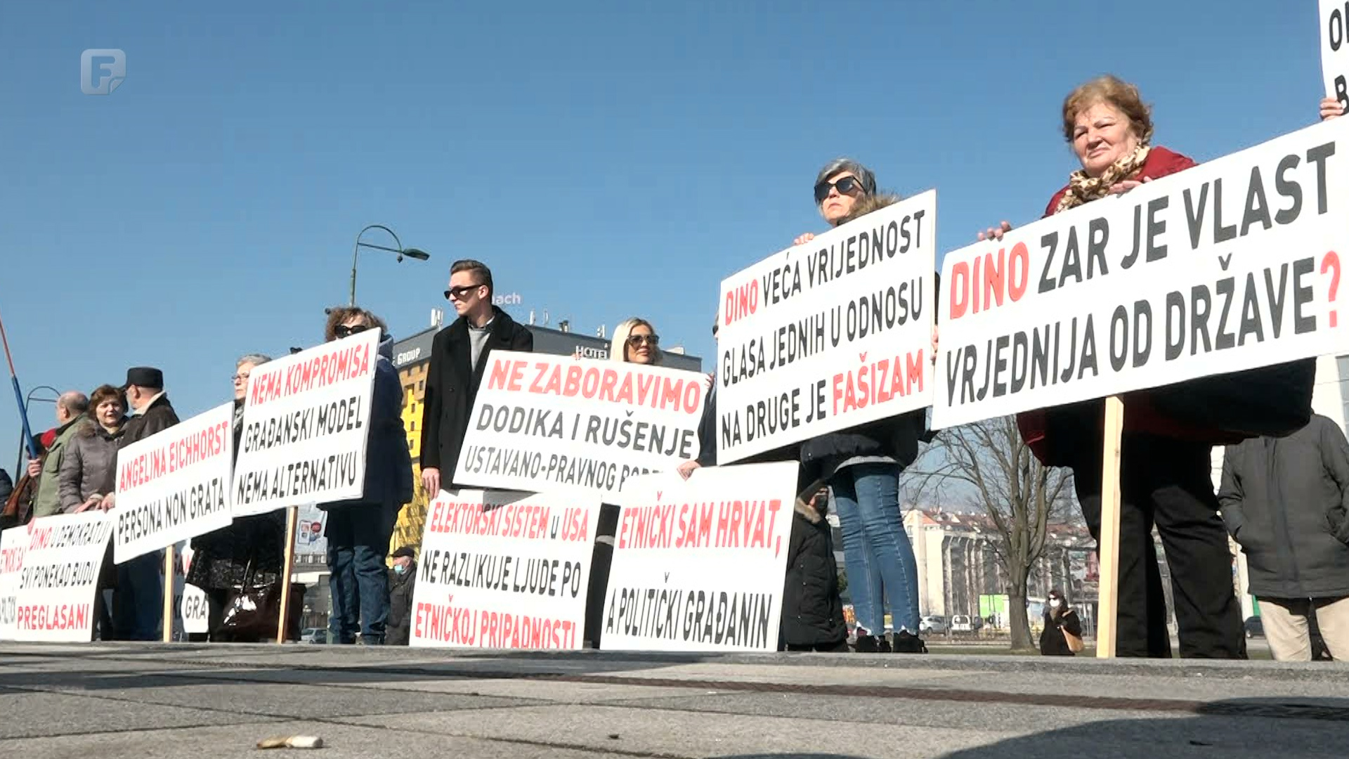 Protest grupe građana pred Parlamentom BiH