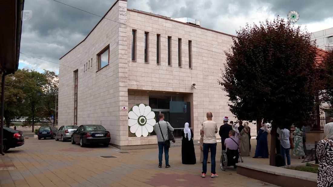 Počelo trodnevno 'Čitanje za Srebrenicu' ispred Islamskog centra u Zenici
