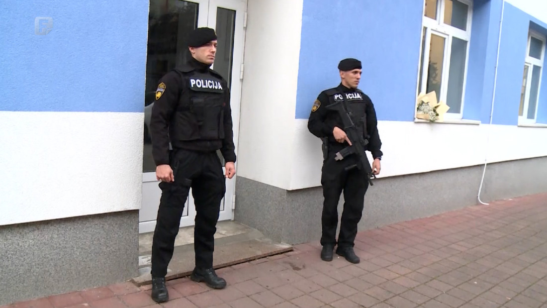 U Bihaću uhapšeno pet osoba, pronađeni droga, oružje i dio policijske uniforme