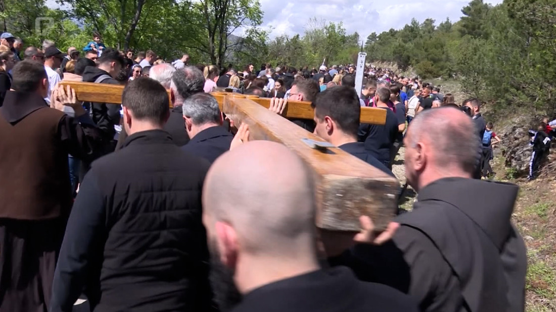 Put križa na Humu – hiljade vjernika na Veliki je petak prošlo 14 postaja