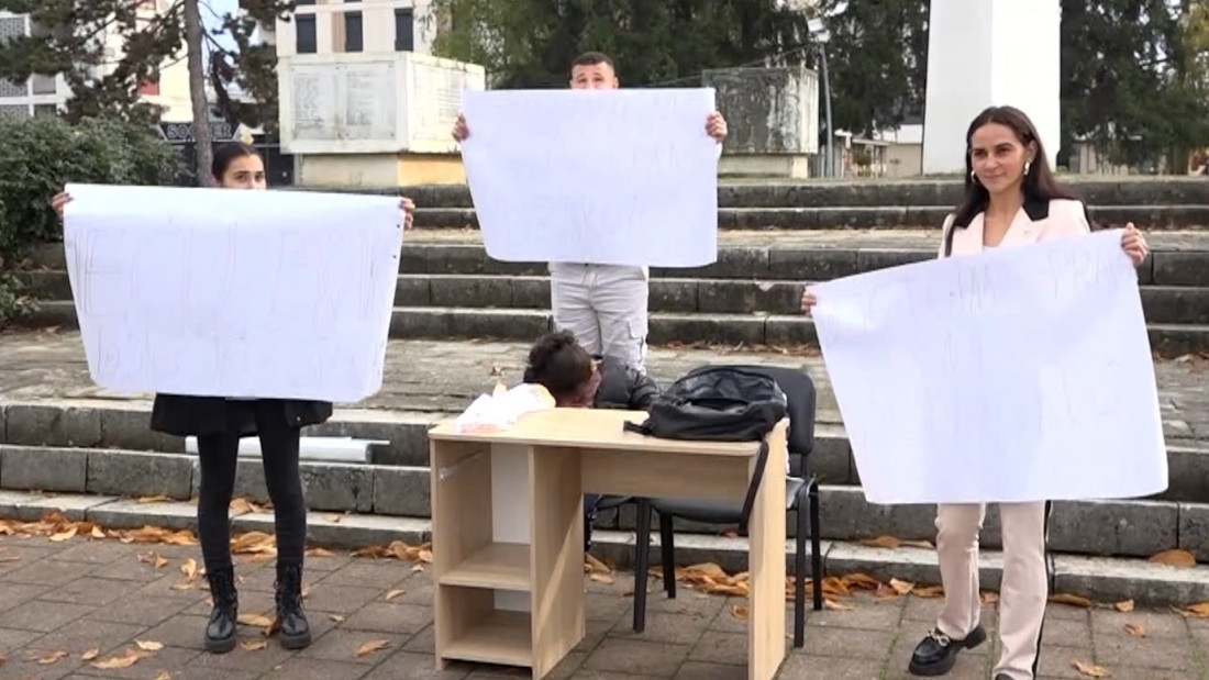 U pet gradova održana akcija protiv maloljetničkih brakova 'Neću brak, hoću knjigu'