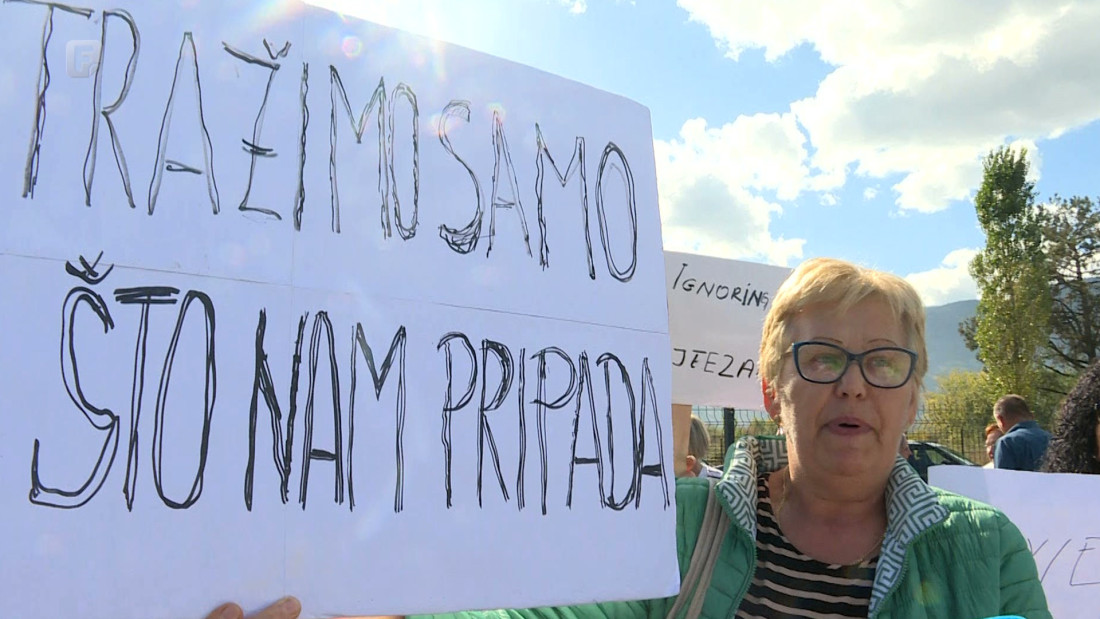 Bivši zaposlenici mirovnih snaga protestirali pred bazom u Butmiru