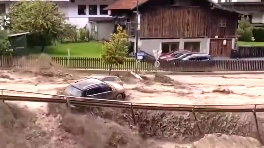 Austrija: Poplavljeni dijelovi Beča, voda nosila automobile