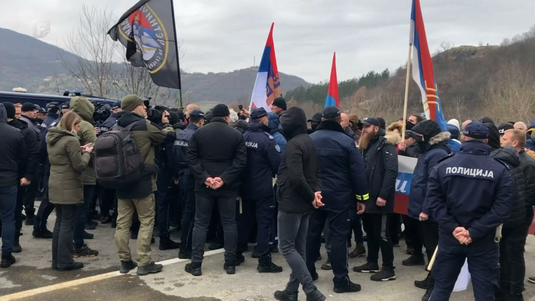 Na Kosovu spriječen sukob Srba s policijom na prijelazu Jarinje, KFOR postavio bodljikavu žicu