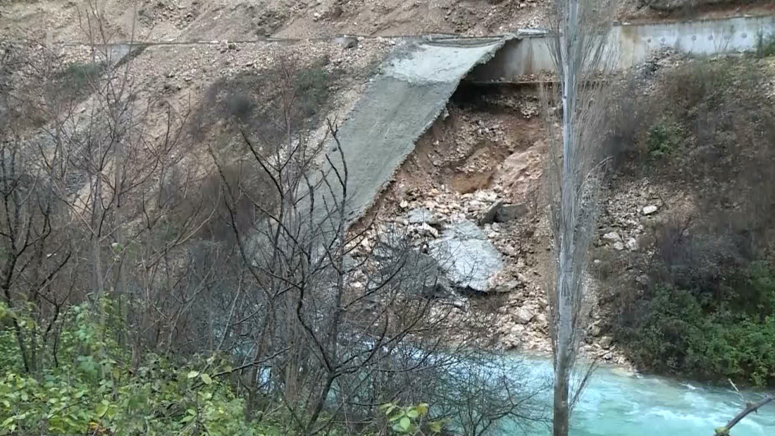 Obrušio se dio nasipa MHE Do u korito Bregave