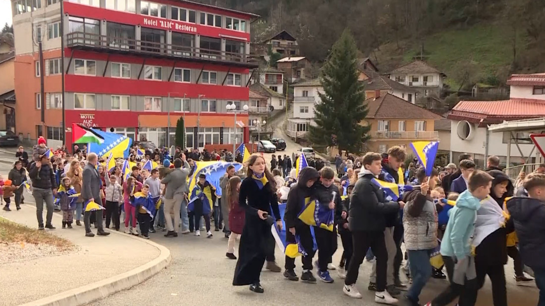 Djeca Srebrenice predvodila defile povodom Dana državnosti BiH