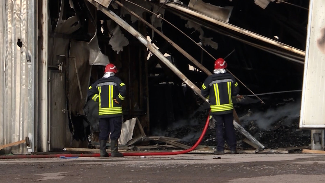 Požar progutao tvornicu namještaja u Žepču, radnici zasad zbrinuti