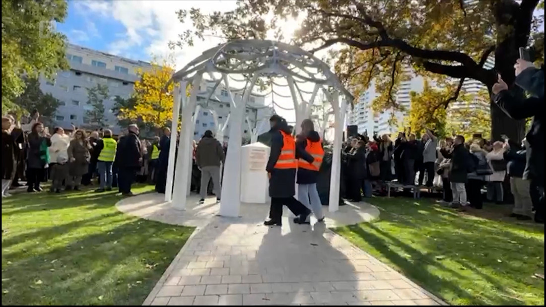 Na Trgu UN-a u Beču otkriven spomenik "Cvijet Srebrenice"