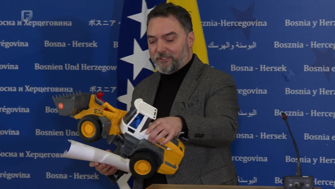 Ko je vlast u Bosni i Hercegovini - bager, ipak, ostaje na parkingu?