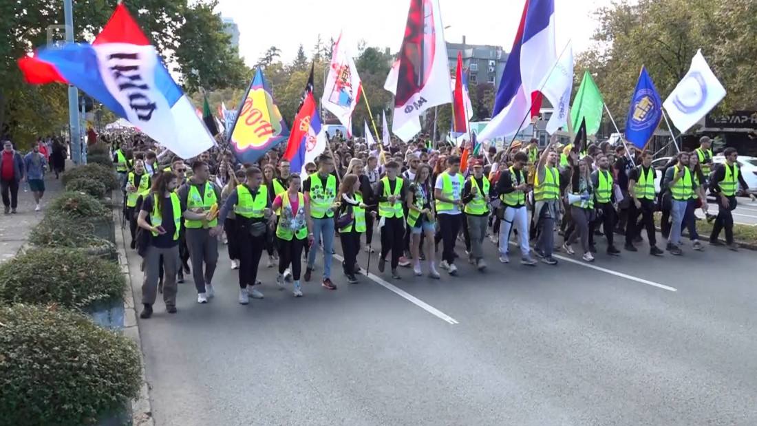 Hiljade studenata i građana ide pješice iz Beograda za Novi Sad