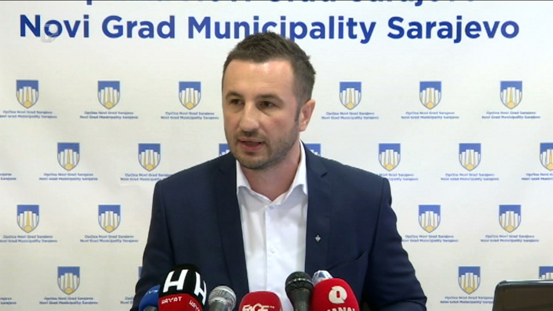 Novi dres i nova politika ili samo povlačenje na rezervni položaj?