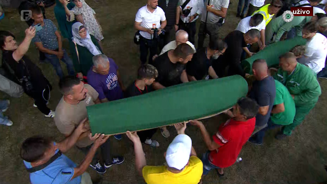 Tabuti sedam žrtava genocida u Srebrenici preneseni na rukama do Musale