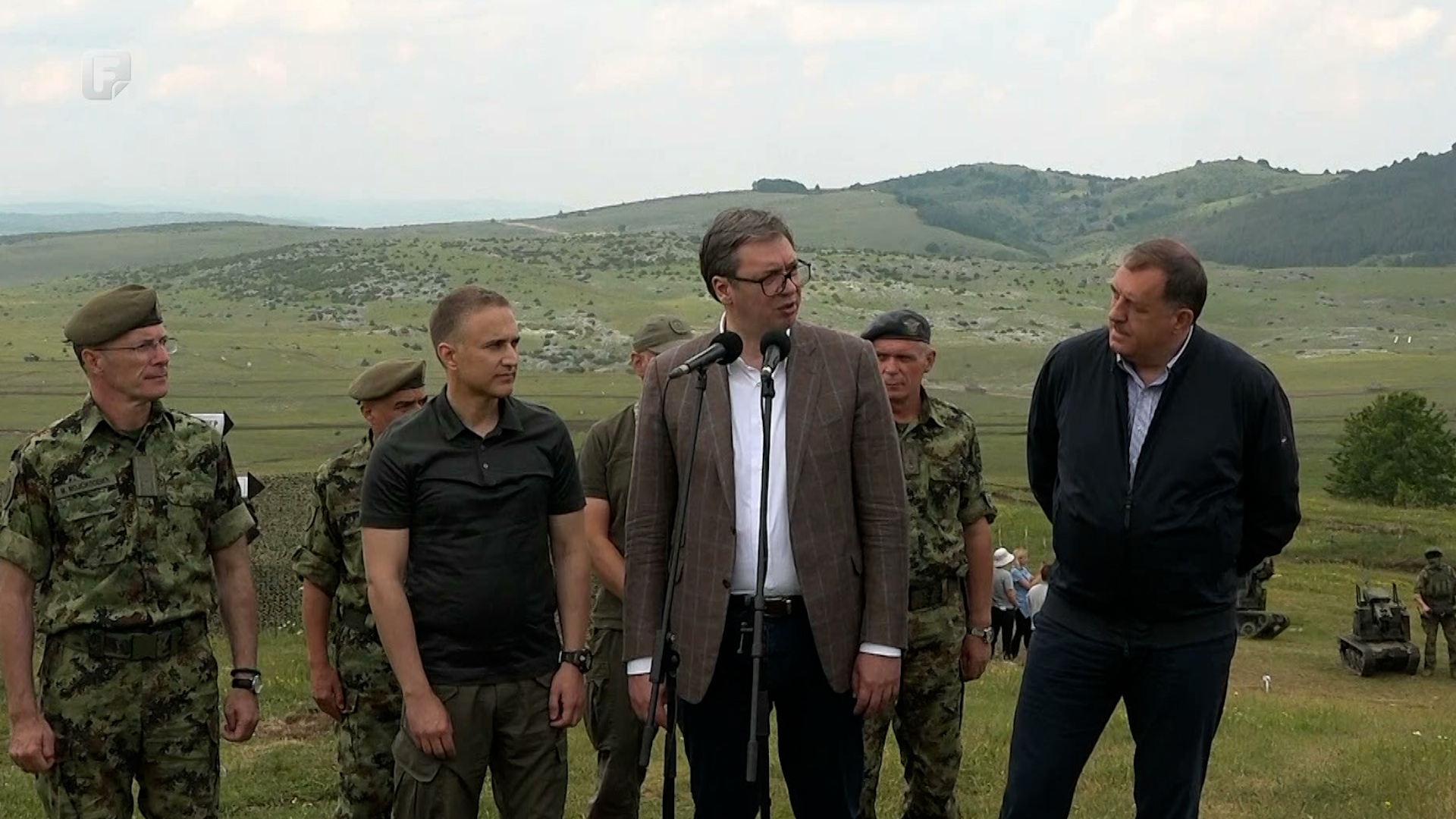 Vučić najavio nova ulaganja u vojsku