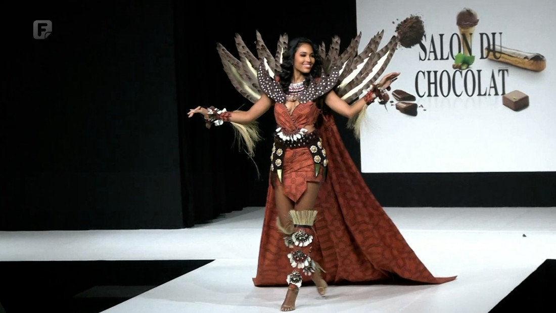 Salon čokolade u Parizu završen modnom revijom modela odjevenih u čokoladu