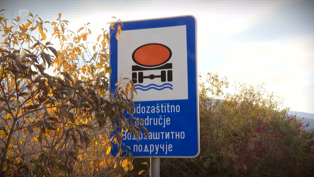 Crvena boksit priča sa 50 nijansi crne