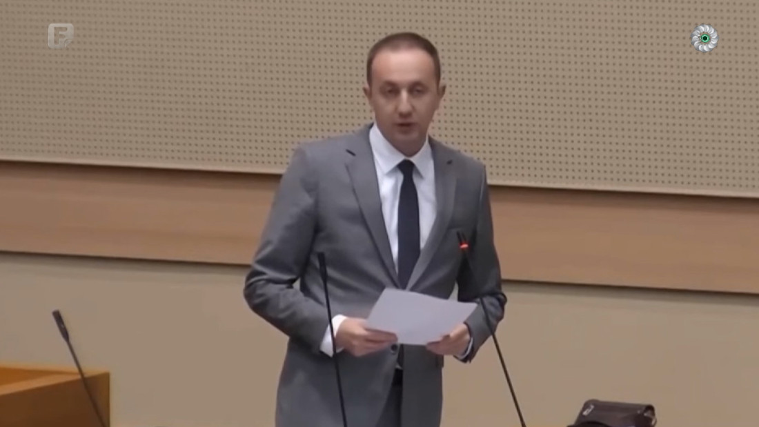 Poslanik SDS-a Ognjen Bodiroga u NSRS-u negirao opsadu Sarajeva i osporavao Dan bijelih traka