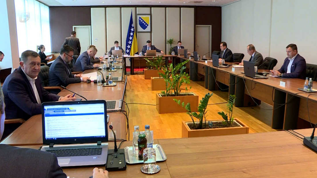 Zastupnici i ministri istovremeno