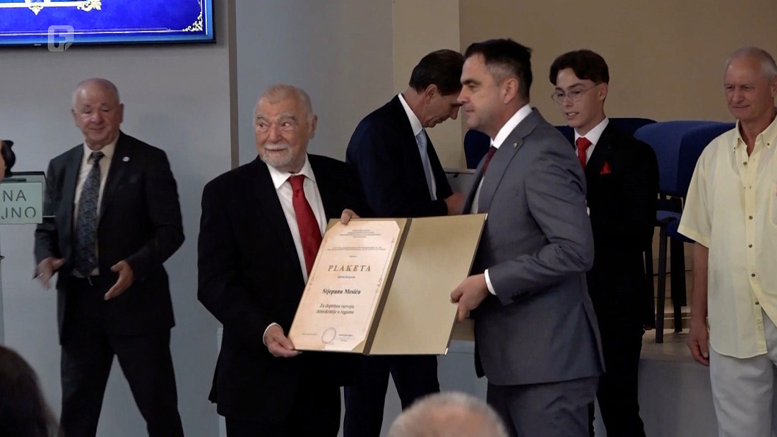 Stjepanu Mesiću uručena plaketa za razvoj demokratije u regionu