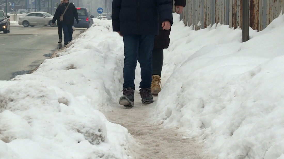 Snijeg i led otežavaju kretanje u Sarajevu, povećan broj pacijenata u Hitnoj