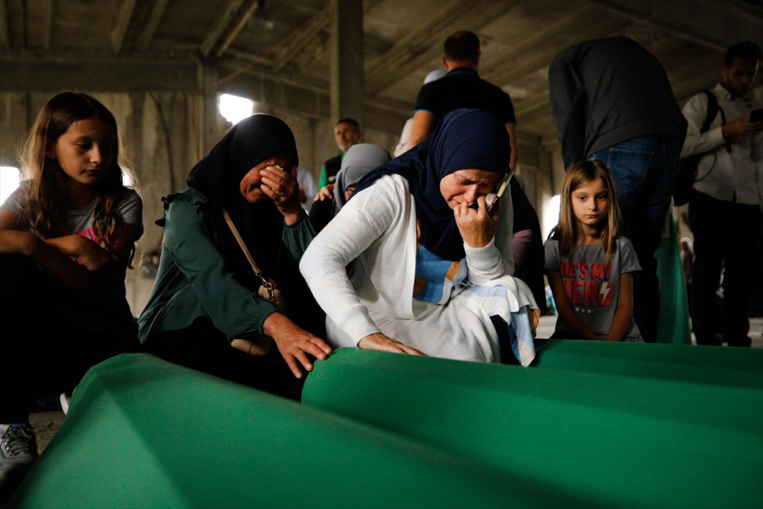 Suze i jecaji u Potočarima: Porodice se opraštaju od ubijenih u genocidu