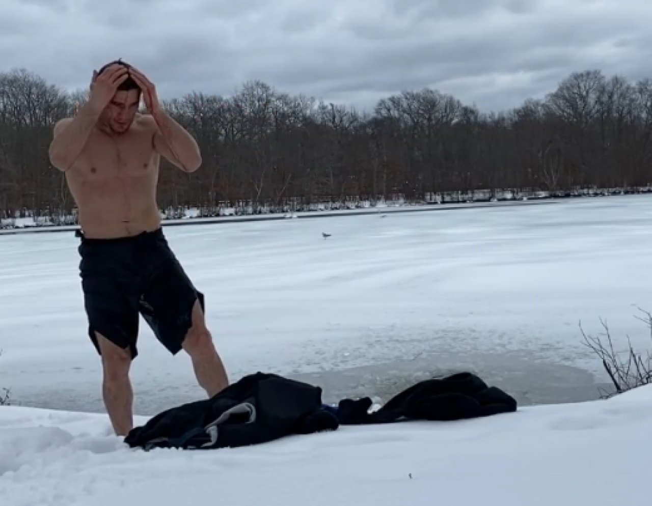 VIDEO / UFC borac skočio u ledeno jezero i povrijedio glavu