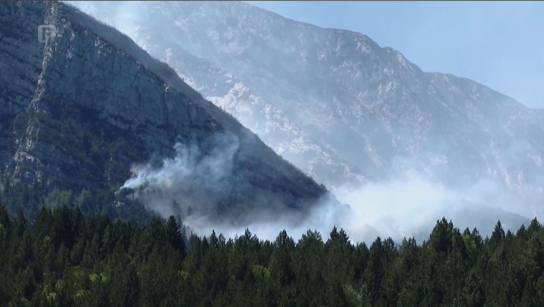 Kiša spriječila širenje požara na kuće u Bileći