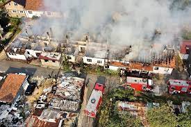 Požar u Buća Potoku: Izgorjelo šest baraka, šteta ogromna- povrijeđenih nije bilo